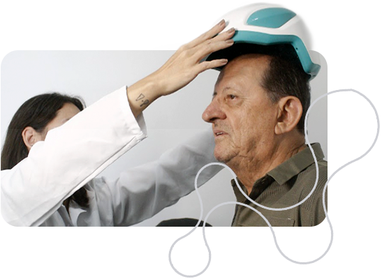 Profissional aplicando o capacete Neurollux em paciente